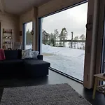 Eraemaajaerven Rannalla Taivalkoskella Villa Jokijärvi