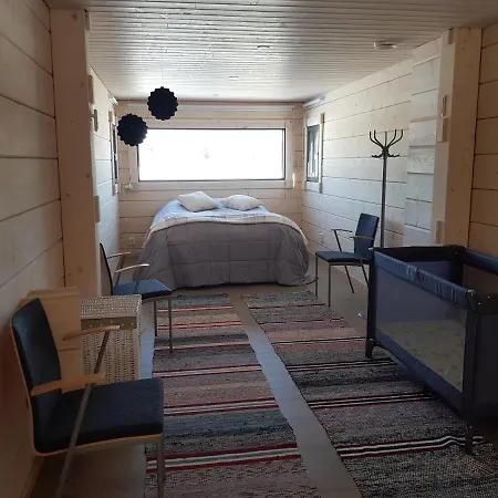 Huvila Eraemaajaerven Rannalla Taivalkoskella